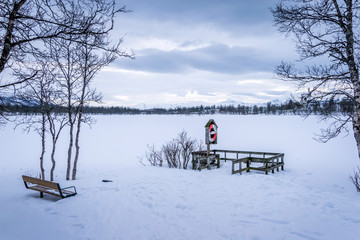 Le lac prestvannet gelé à Tromso en Norvège du Nord