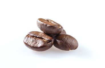 Obraz premium Roasted coffee beans close-up isolated on white background.