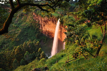 Wasserfall in Uganda im Mount Elgon Nationalpark - obrazy, fototapety, plakaty