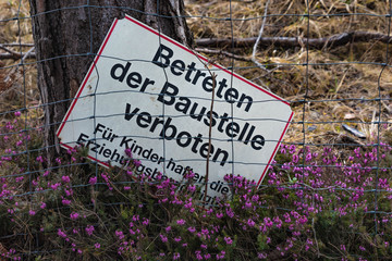 Verbotsschild Baustelle Erika Blüte Drahtzaun