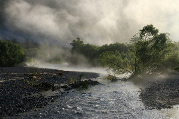 北アルプス　神々しい上高地の風景　朝靄に煙る梓川