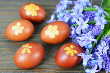Fototapeta na wymiar Easter eggs dyed with onion peel 