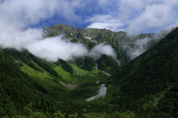 北アルプス　神々しい上高地の朝の風景　雲と岳沢と穂高連峰と