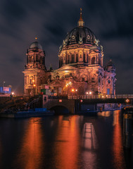 Plakat Der Berliner Dom bei Nacht