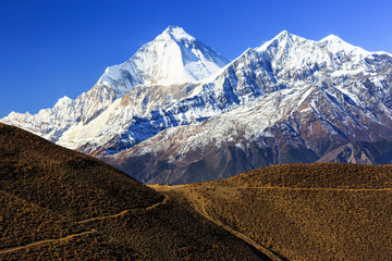Uitzicht op de Dhaulagiri-toppen vanaf het Annapurna-circuit, Nepal