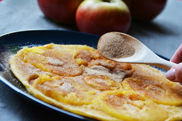 Apfelpfannkuchen mit Zimt und Zucker	