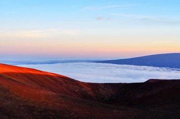 Fototapeta na wymiar Sunsetting over mountains in Hawaii