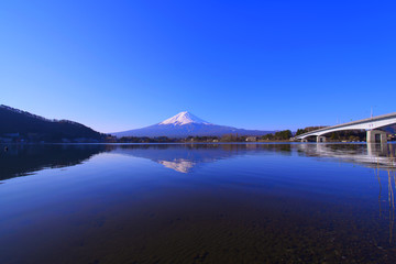 河口湖産屋ヶ崎からの青空快晴の富士山　ワイドパノラマ　2019/03/09