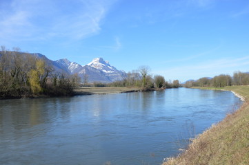 L'Isère et la Dent de Crolles-1