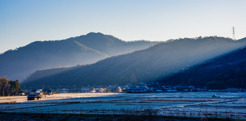 兵庫県の山村・朝来町、光芒と霜の降りた朝