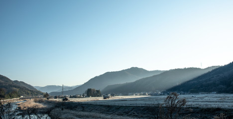 兵庫県の山村・朝来町、光芒と霜の降りた朝