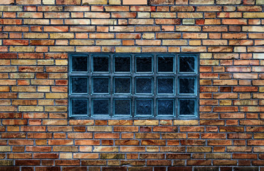 Glasbausteine in einer Backsteinwand