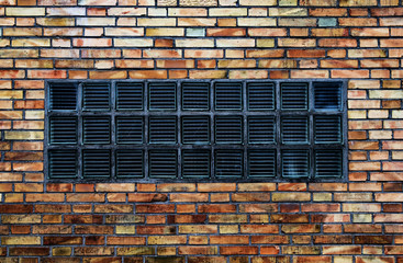 Glasbausteine in einer Backsteinwand