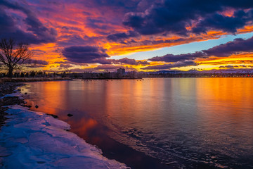 Fototapeta na wymiar Colorful and Beautiful Sunset Over Sloan's Lake in Denver, Colorado