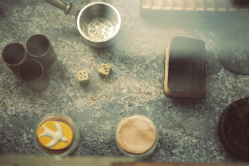 昭和レトロな日本風の小さな雑貨と陳列棚