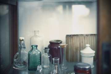 昭和レトロな日本風の小さな雑貨と陳列棚