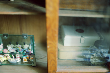 昭和レトロな日本風の小さな雑貨と陳列棚