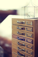 昭和レトロな日本風の小さな雑貨と陳列棚