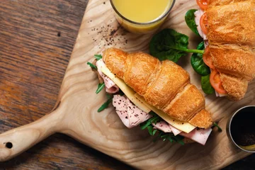 Papier Peint photo Lavable Snack Croissants traiteur Croissant sandwichs jus d& 39 orange servi planche de bois
