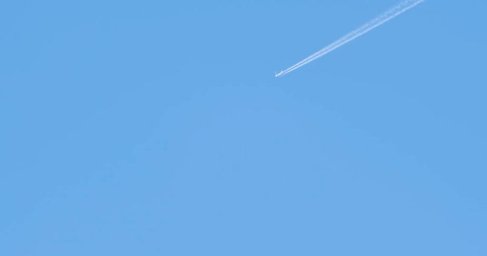 Flugzeug klein blauer Himmel 4k DCI 50p