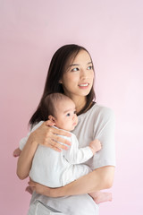 赤ちゃんを抱く女性