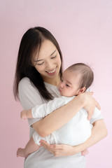 赤ちゃんを抱く女性