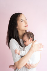 赤ちゃんを抱く女性