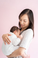 赤ちゃんを抱く女性