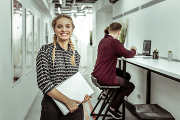 Obraz premium Cheerful young girl being intern in modern office