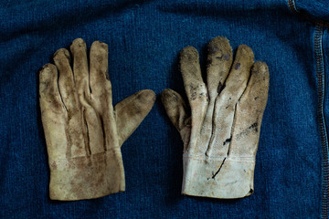 使い込んだ道具　作業用革手袋