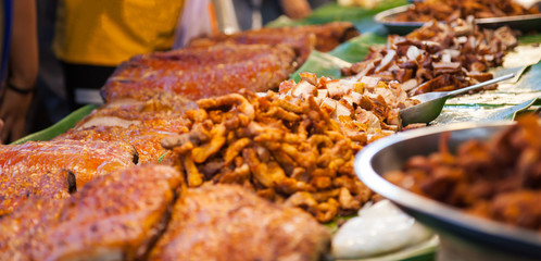 Varieties of traditional Thai Asian delicious street food, Crispy Delicious Barbecued Pork Belly in night food market. Food Travel, Asia Culture, Comfort Food, Appetizers, Cuisines, Gourmets concept