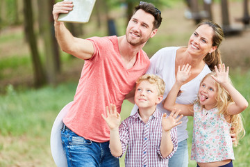 Familie mit Kindern macht ein Selfie Foto