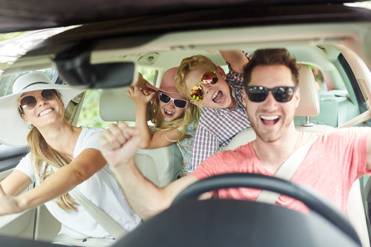 Familie mit Sonnenbrille singt im Auto