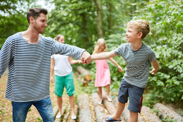 Fototapeta premium Familie mit Kindern auf einem Ausflug