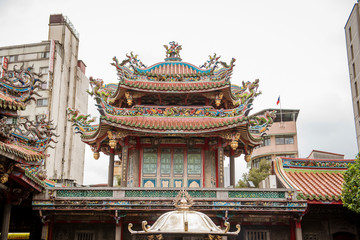 Fototapeta premium Taipei, Taiwan - January 27, 2019 - The temple of Longshan in downtown Taipei in Taiwan
