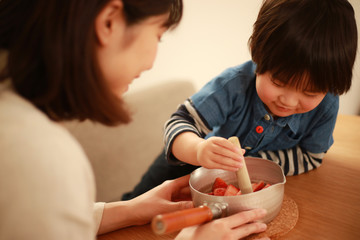 苺を調理する親子