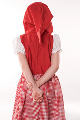 kind in roter verkledung von hinten