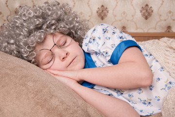 kind als seniorin verkleidet schläft