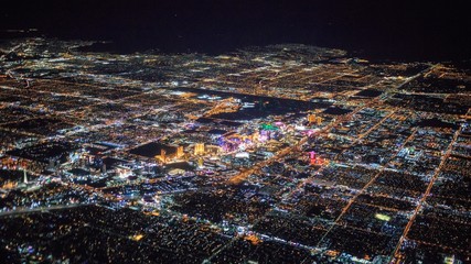 nachtzicht op de stad Las Vegas vanuit het vliegtuig