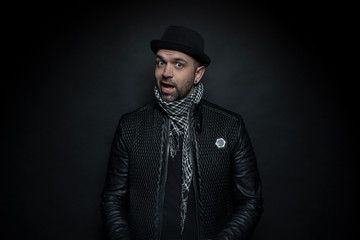 Glücklicher Mann mit Bart und Hut 