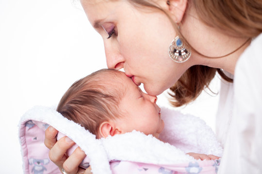 Madre besando a su beb&eacute;