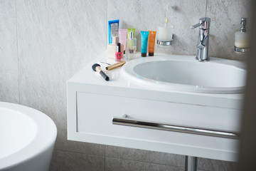 Obraz na płótnie Canvas Bathroom with wite wash sink with stuff