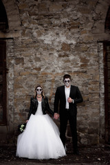 Halloween couple. Dressed in wedding clothes romantic zombie