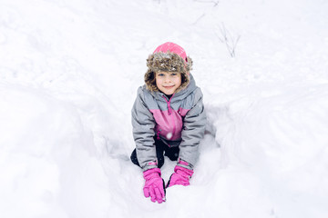 Fototapeta na wymiar Little girl having fun in the snow