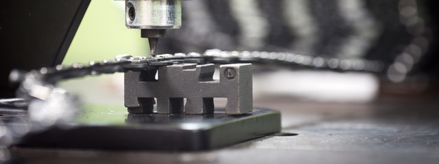 Work in the workshop. Chain slipping from a chainsaw