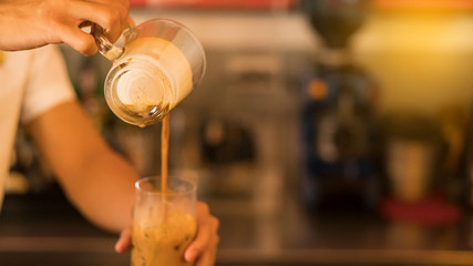 Sending coffee into an ice glass