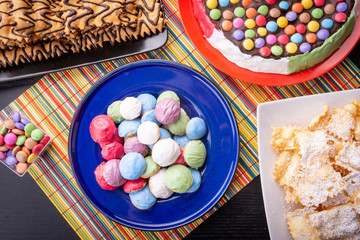  Insieme di dolci di carnevale colorati