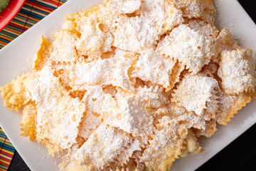 Chiacchiere  dolci  sul piatto