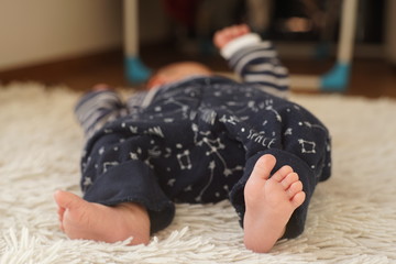 Baby Fu&szlig; auf Schafsfell