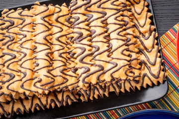 Chiacchiere decorate con cioccolato fondente  fuso